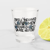 Gut benommen Frauen machen selten Geschichte Schnapsglas (Vorderseite)