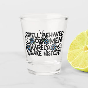 Gut benommen Frauen machen selten Geschichte Schnapsglas