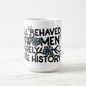 Gut benommen Frauen machen selten Geschichte Verwandlungstasse (Zentrum)