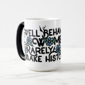 Gut benommen Frauen machen selten Geschichte Verwandlungstasse (Vorderseite Links)