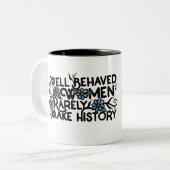 Gut benommen Frauen machen selten Geschichte Zweifarbige Tasse (Vorderseite Links)