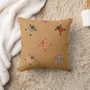 Gut gekleidete Katzen, die Paw Prints im Sand hers Kissen