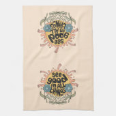 Gut in allen Dingen finden Hippie Graphic Geschirrtuch (Vertikal)