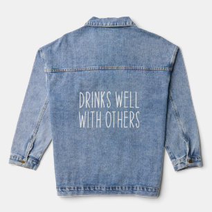 Gut trinken mit anderen lustig trinken Alkohol 1 Jeansjacke