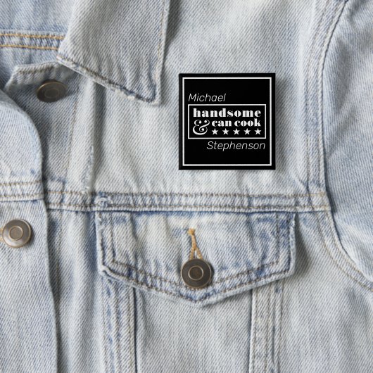 Gutaussehend & kann kochen Schwarze Typografie Vat Button (Beispiel)