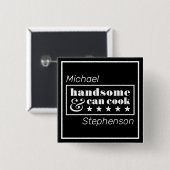 Gutaussehend & kann kochen Schwarze Typografie Vat Button (Vorne & Hinten)