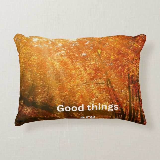 Gute Dinge – Waldtextdesign Sonnenaufgang Dekokissen (Vorderseite)