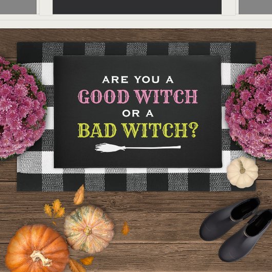 Gute Hexe oder ein schlechtes schwarzes Halloween- Fußmatte