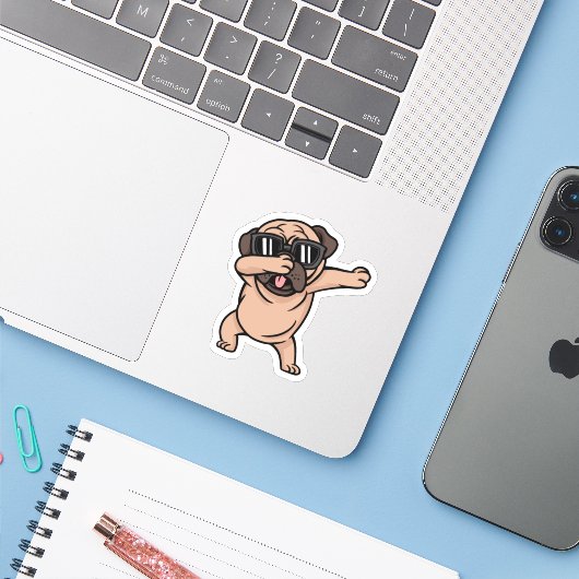 Gute Laune Mops mit Sonnenbrille Dabbing Aufkleber (Laptop mit iPhone)