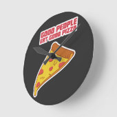 Gute Leute essen gute Pizza Runde Wanduhr (Winkel)