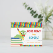Gute Nachrichten aus der Schule mit Bookworm Postkarte (Stehend Vorderseite)