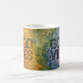 GUTE SCHWINGUNGEN glückliche Regenbogen-Farben Kaffeetasse (Mittel)