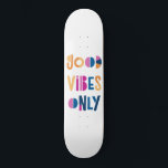 Gute Vibes nur Motivierend farbenfroh modern Skateboard<br><div class="desc">Good Vibes Nur farbenfrohe Skateboard Deck. Perfektes Geschenk! Farbige Typografie mit weißem Hintergrund.</div>