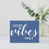 Gute Vibes nur positive Affirmation Classic Blue Postkarte (Stehend Vorderseite)