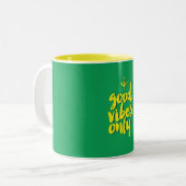 Gute Vibes nur typografische Gestaltung gelb grün Zweifarbige Tasse (Vorderseite Links)