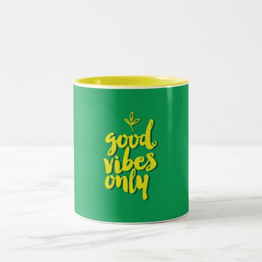 Gute Vibes nur typografische Gestaltung gelb grün Zweifarbige Tasse (Mittel)