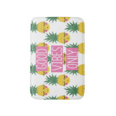 Gute Vibes Pineapples Sommermuster Badematte (Vorderseite Vertikal)