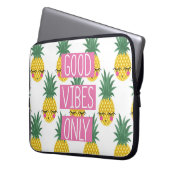 Gute Vibes Pineapples Sommermuster Laptopschutzhülle (Vorderseite Links)