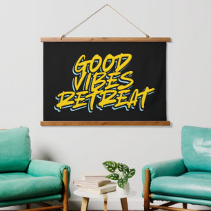 GUTE VIBES RETREAT WANDTEPPICH MIT HOLZRAHMEN