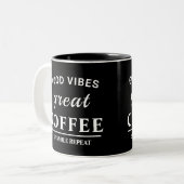 Gute Vibes, toller Kaffee Zweifarbige Tasse (Vorderseite Links)