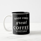 Gute Vibes, toller Kaffee Zweifarbige Tasse (Links)