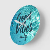Gute Vibes und Cooles blaues Wasser Runde Wanduhr (Winkel)