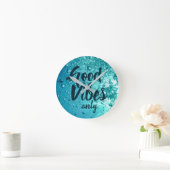 Gute Vibes und Cooles blaues Wasser Runde Wanduhr (Zuhause)