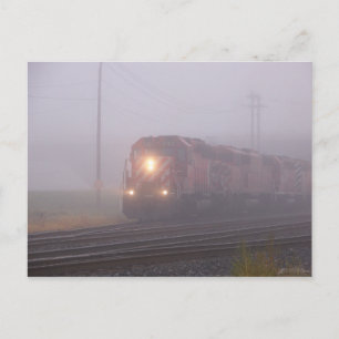 Güterzug im Nebel des Morgens Postkarte