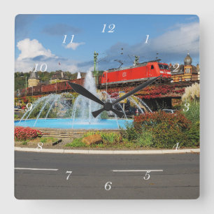 Güterzug in Linz am Rhein Quadratische Wanduhr