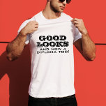 Gutes Aussehen und Diplom zu Funny Abschluss T-Shirt<br><div class="desc">Gute Ausblicke und Diploma zu lustigen Abschluss T - Shirt. Ein lustiges Zitat für einen Absolventen - Gut aussieht und jetzt auch ein Diplom. Moderne schwarze Typografie. Großartiges Geschenk für einen Absolventen,  der seinen Abschluss gemacht hat.</div>