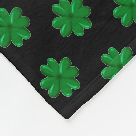 Gutes Glück, 4-Leaf Clovers auf schwarz Fleecedecke (Ecke)
