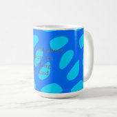 Gütezitat auf abstraktem Tränenmuster Kaffeetasse (VorderseiteRechts)