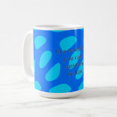 Gütezitat auf abstraktem Tränenmuster Kaffeetasse (Vorderseite Links)