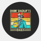 Gym Dad Doin' Dadlifts Daily Men Fathers Day Funny Runder Aufkleber (Vorderseite)