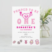 Gym Fitness führt ein starkes Mädchen aus 1. Gebur Einladung (Stehend Vorderseite)