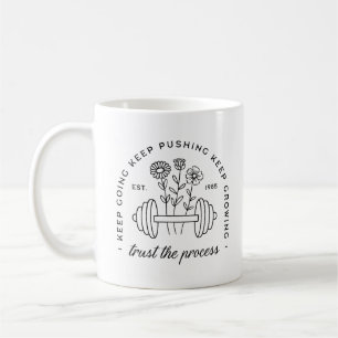 Gym Girl vertraue dem behaltend Prozess laufender Kaffeetasse