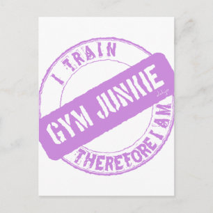 GYM JUNKIE ICH TRAIN DAHER. lila Postkarte