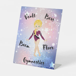 Gym Star Blonde, grüne Augen, Burgund Leotard Sockelschild