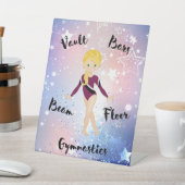 Gym Star Blonde, grüne Augen, Burgund Leotard Sockelschild (In SItu)