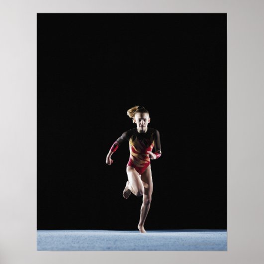 Gymnast (12-13) läuft auf Matte Poster (Vorne)