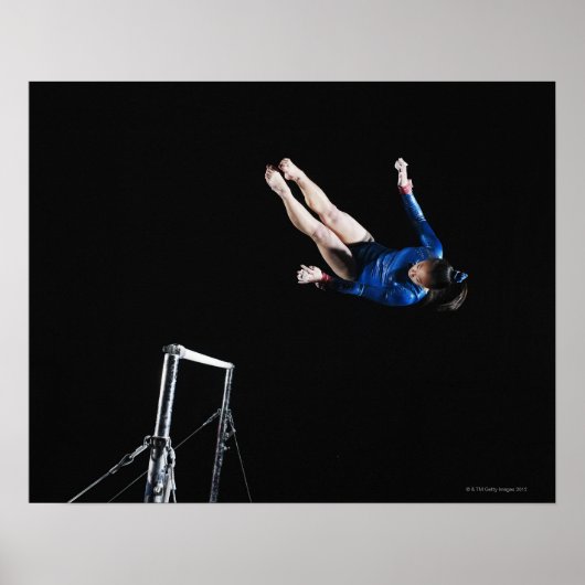 Gymnast (16-17) demontiert ungleiche Balken Poster (Vorne)