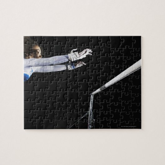 Gymnast (9-10), der nach ungleichen Bars sucht 2 Puzzle (Horizontal)