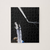 Gymnast (9-10), der nach ungleichen Bars sucht 2 Puzzle (Vertikal)
