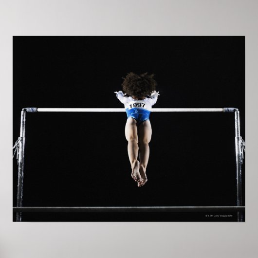 Gymnast (9-10), der nach ungleichen Bars sucht Poster (Vorne)