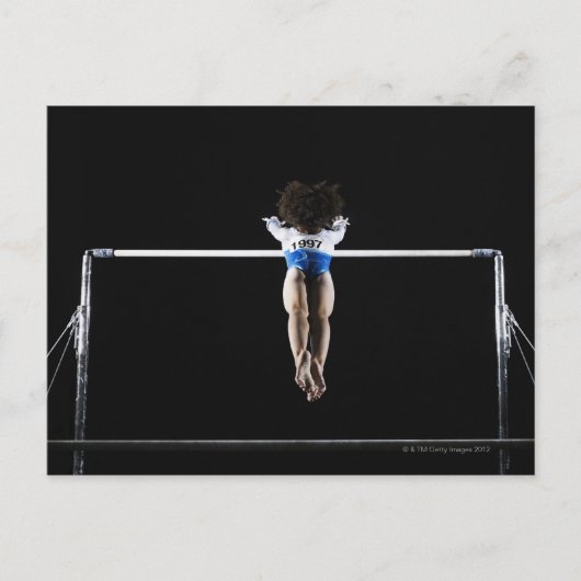 Gymnast (9-10), der nach ungleichen Bars sucht Postkarte (Vorderseite)