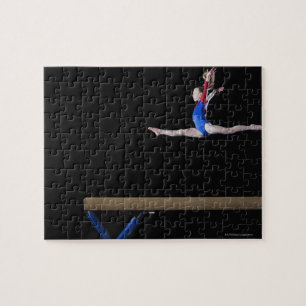 Gymnast (9-10) springend auf Schwebebalken 2 Puzzle