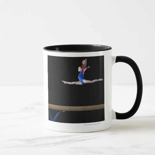 Gymnast (9-10) springend auf Schwebebalken 2 Tasse (Rechts)