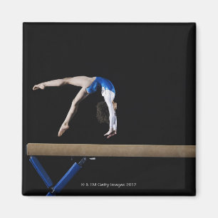 Gymnast (9-10) umdrehend auf Schwebebalken, Seite Magnet