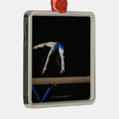 Gymnast (9-10) umdrehend auf Schwebebalken, Seite Ornament Aus Metall (Rechts)