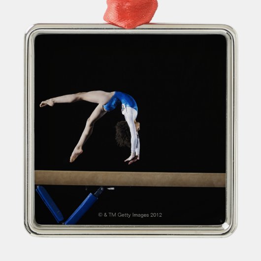 Gymnast (9-10) umdrehend auf Schwebebalken, Seite Ornament Aus Metall (Vorne)